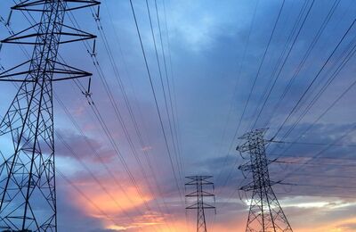 Lignes électriques à distance au lever du soleil