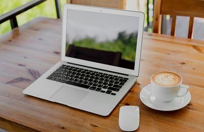 Laptop und Kaffee auf einem Tisch